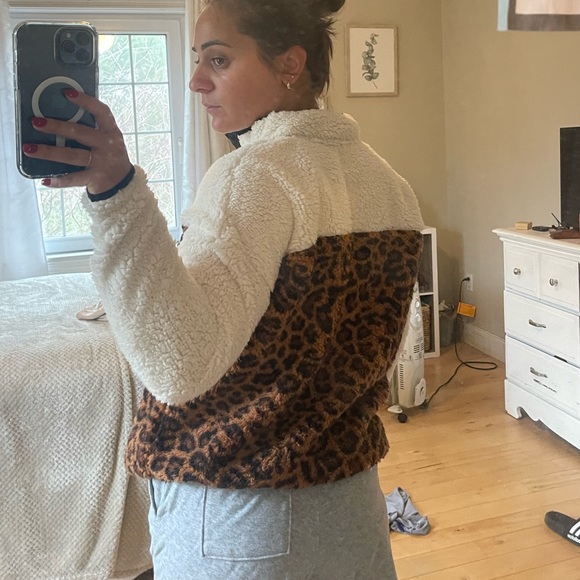 SEVEN7| Button Snap Sherpa Pull Over Leopard Sweatshirt - Picture 4 of 8